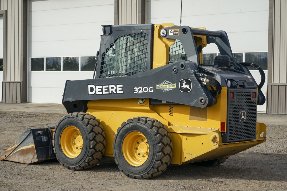 DME-FDG-Deere-320G-_DJM2903