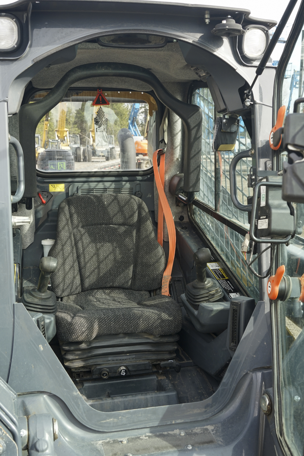 DME-FDG-Deere-320G-_DJM2904