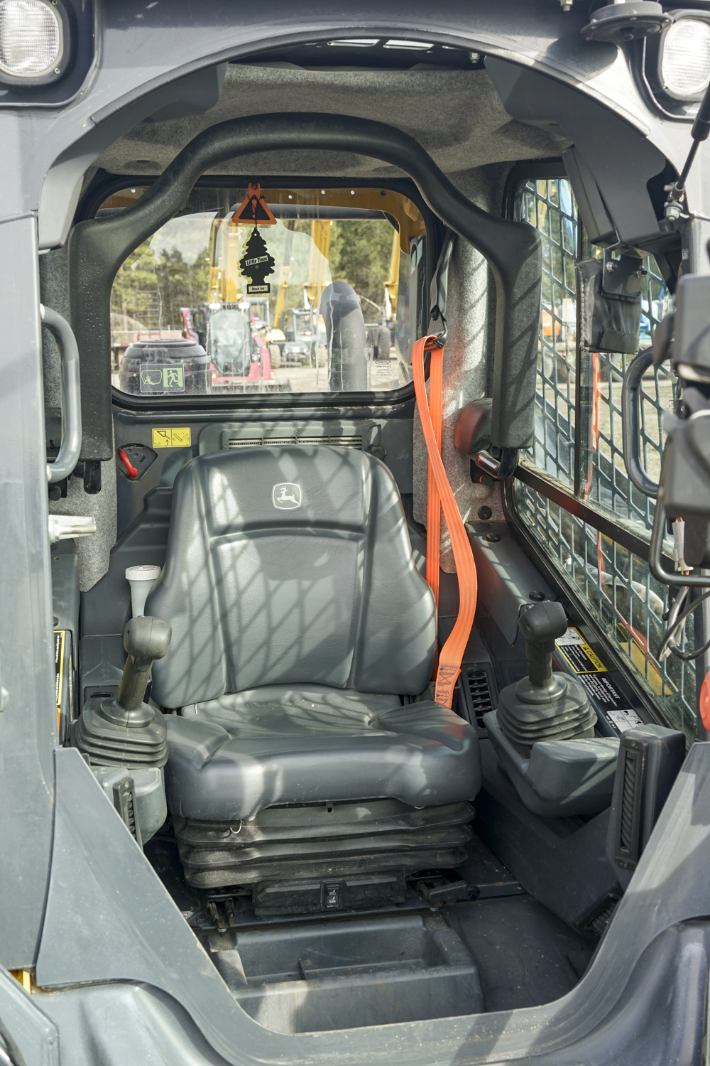 DME-FDG-Deere-324G-_DJM2900